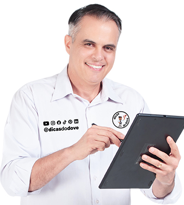 Especialista em marketing digital e SEO GEO analisando estratégias em tablet para impulsionar marcas no Google e em Inteligencias artificiais