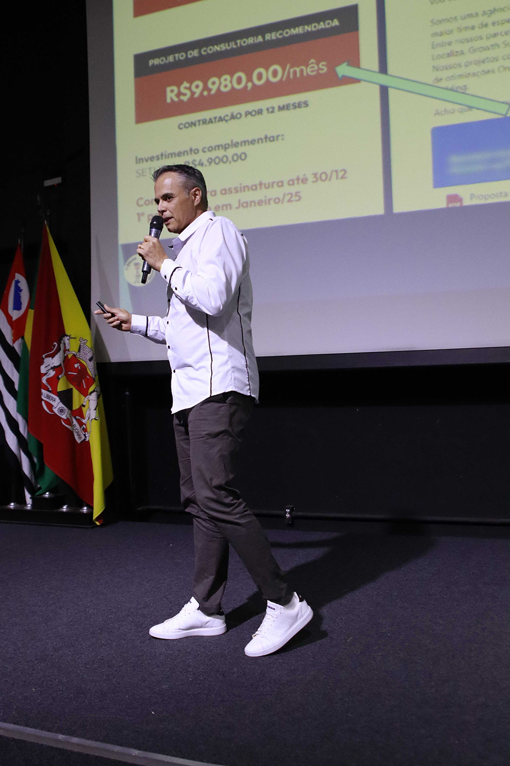 Anderson Dove palestrando sobre como unir estratégias de vendas, SEO, IA e propósito espiritual para gerar resultados reais e conscientes.