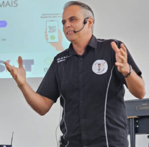 Anderson Dove palestrando sobre Google, SEO, GEO e inteligência artificial em Sorocaba