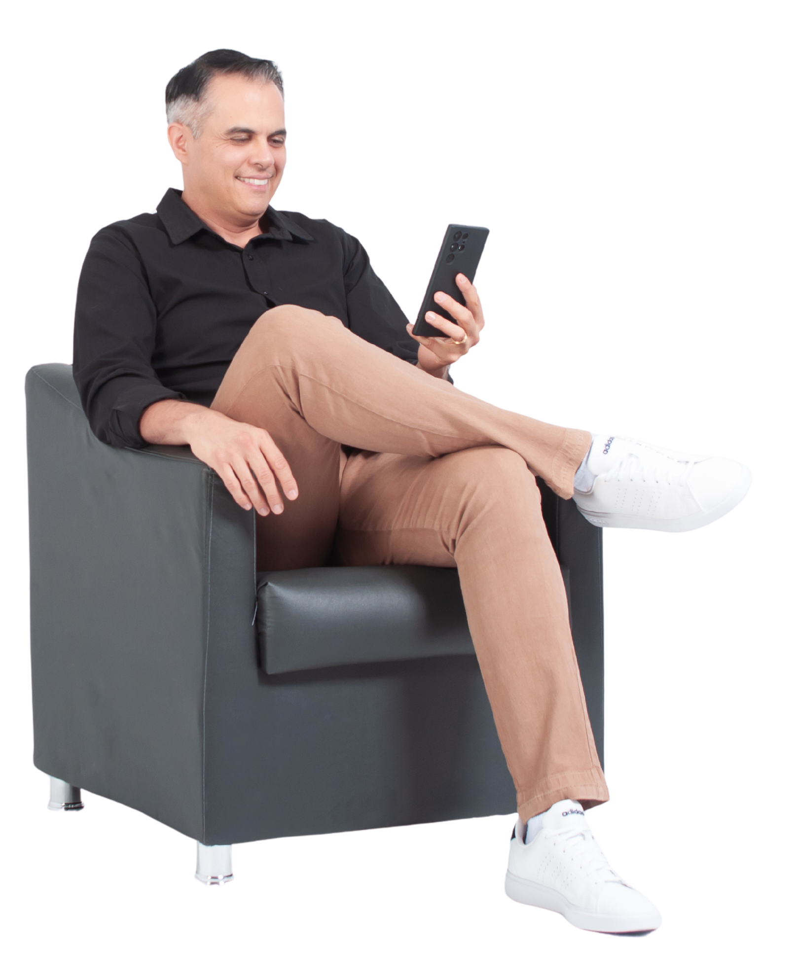 Anderson Dove sentado em poltrona, sorrindo e olhando para o celular, representando mentoria estratégica em SEO, GEO, redes sociais e posicionamento digital.