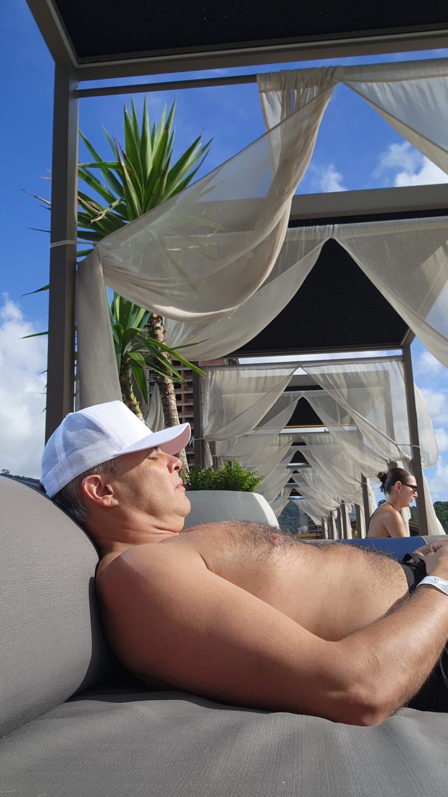 Hotel vista mar Área de piscina Blue Sea Hotel Itapema: espreguiçadeiras premium com almofadas, cabanas com cortinas brancas para privacidade, deck espaçoso e infraestrutura completa. Na foto: Anderson Dove, especialista em turismo e hospitalidade, testando pessoalmente o conforto que o hotel oferece aos hóspedes. 🏖️ Deck com 80+ espreguiçadeiras | Piscinas aquecidas | Vista privilegiada Reserve: (47) 3430-0060 | www.blueseahotel.com.br