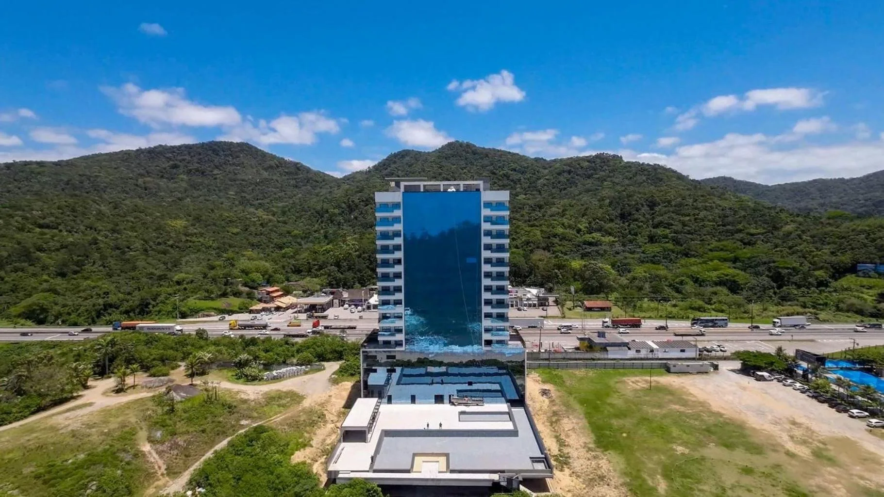 Blue Sea Hotel Itapema vista aérea — único hotel de luxo pé na areia na Praia da Ilhota, SC