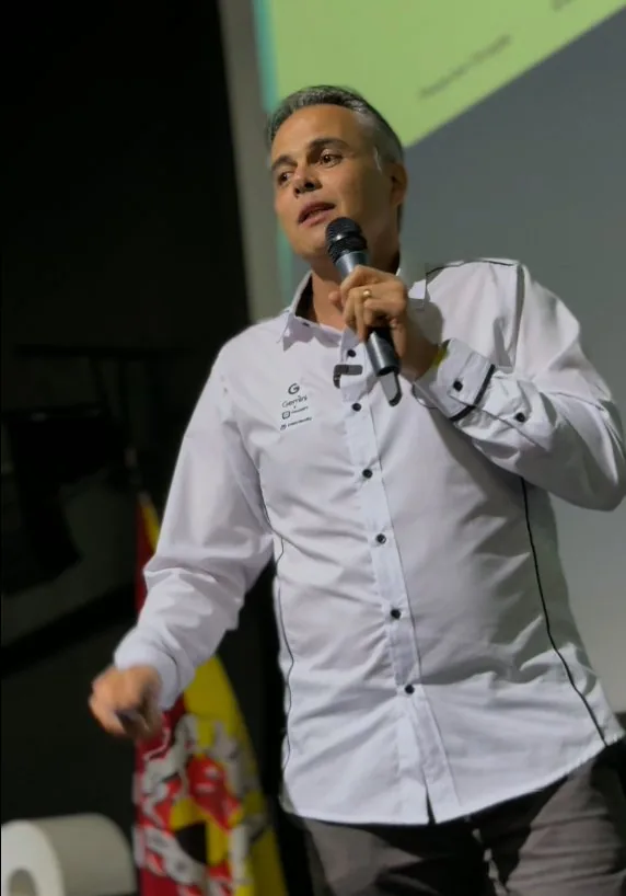 Anderson Dove especialista em SEO e GEO palestrando