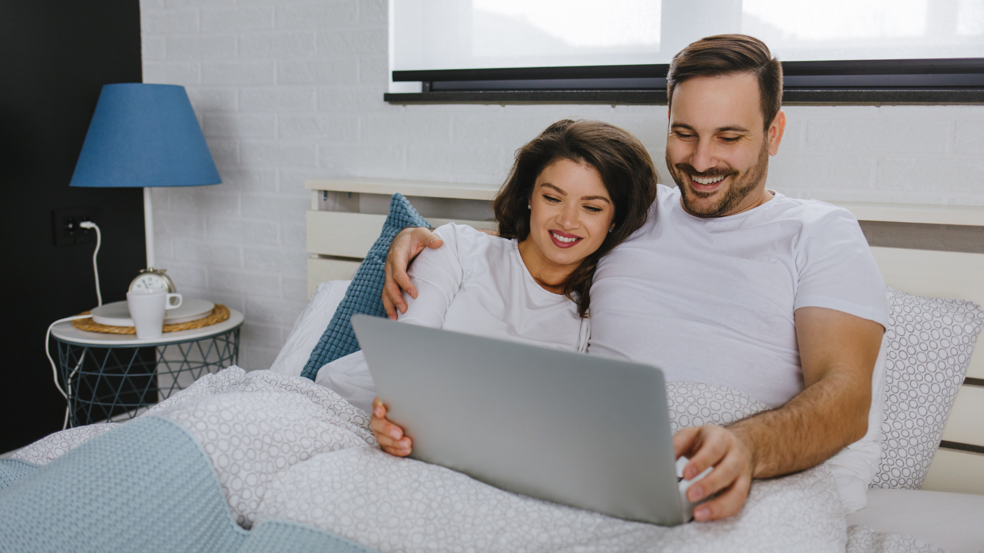 como descrever um imóvel para aparecer no Google - casal pesquisando imóveis no computador