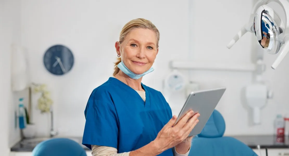 dentista em clínica odontológica usando tablet para gestão digital