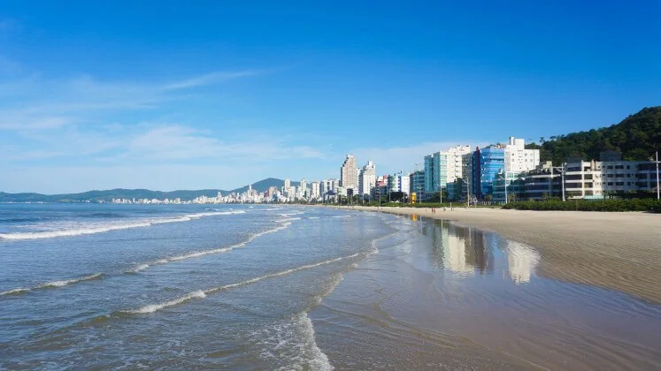o que fazer em Meia Praia Itapema, orla com prédios e areia