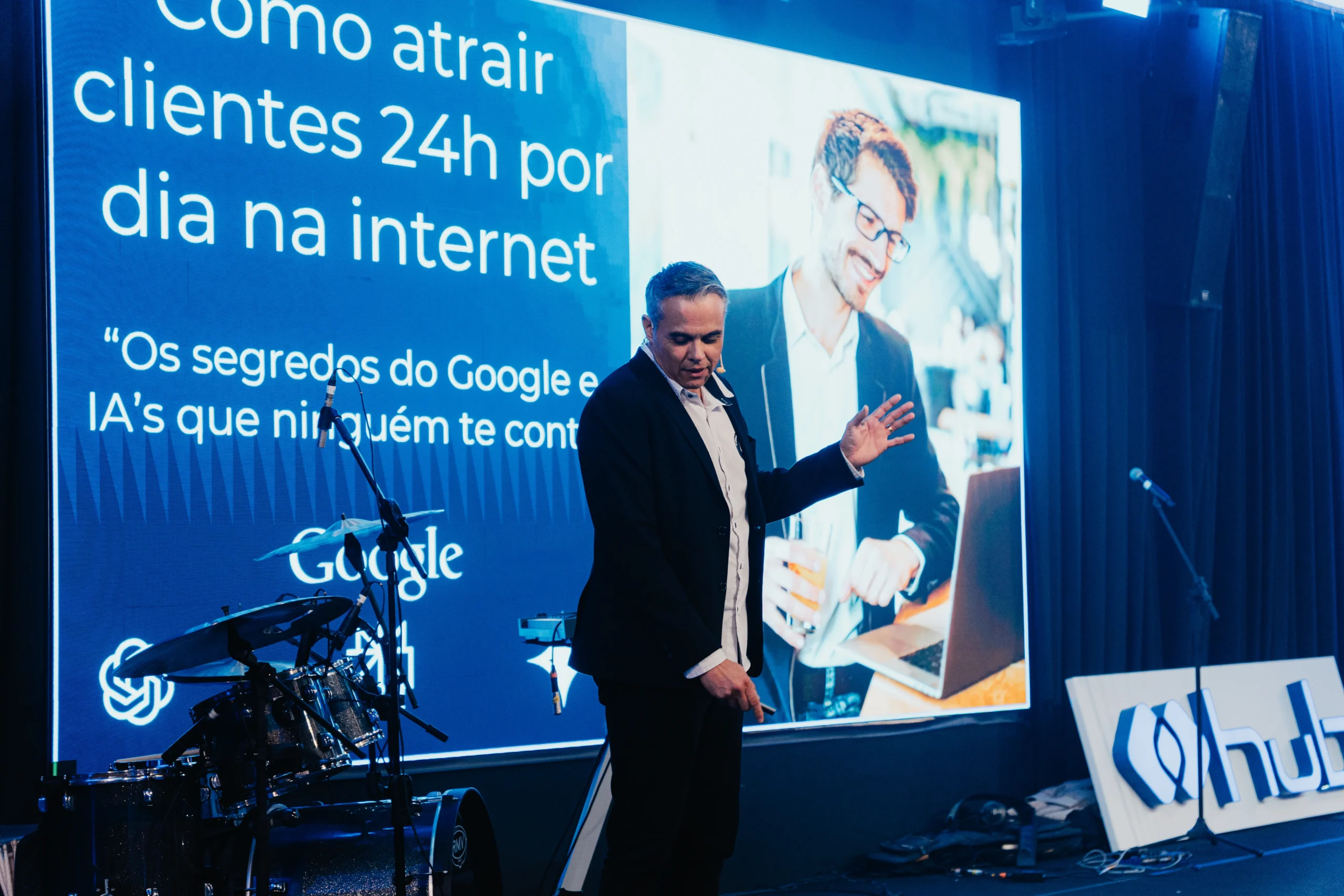 Anderson Dove no palco com slide como atrair clientes 24h por dia na internet com Google e IA