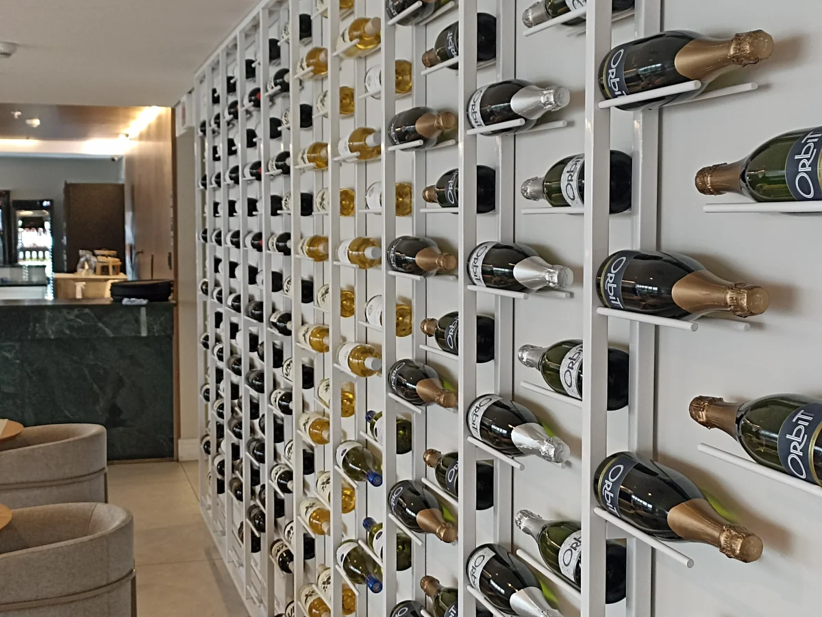 Adega de vinhos no lobby do Blue Sea Hotel em Itapema SC para casais em lua de mel que querem celebrar com estilo