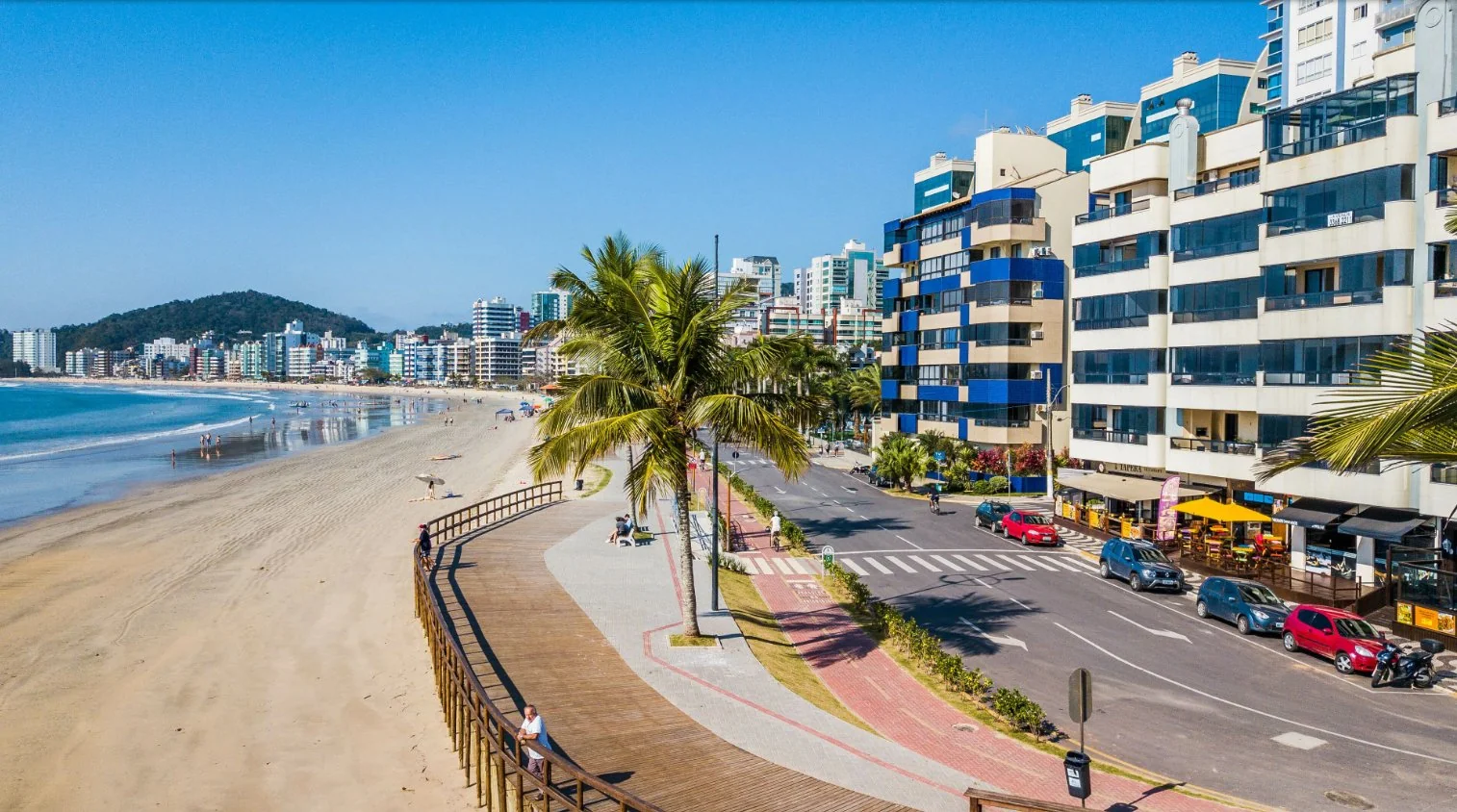 Calçadão Meia Praia Itapema orla renovada palmeiras ciclovia caminhada estrutura turística