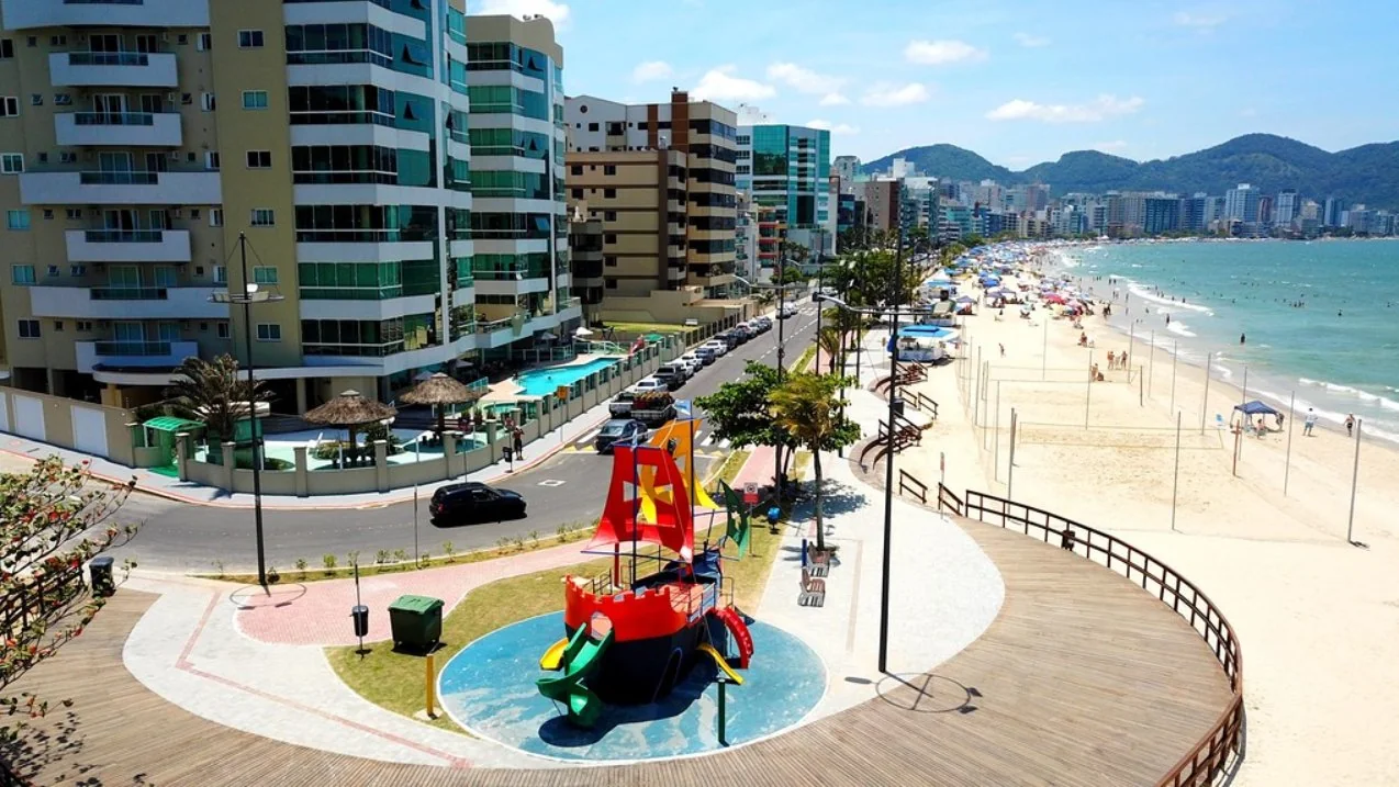 Itapema com crianças orla Meia Praia playground temático barco família destino familiar SC