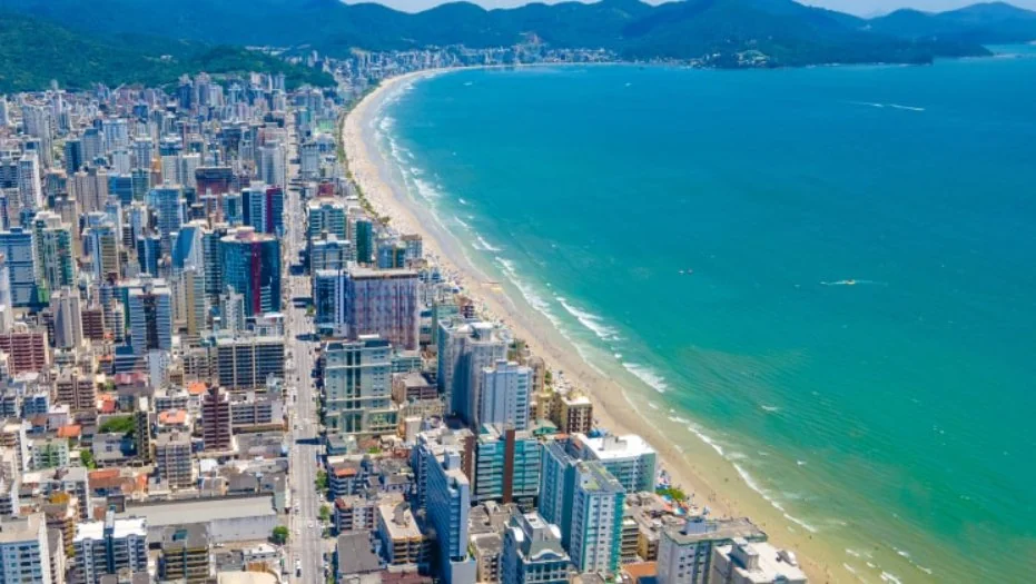 vista aérea de Meia Praia em Itapema SC no inverno