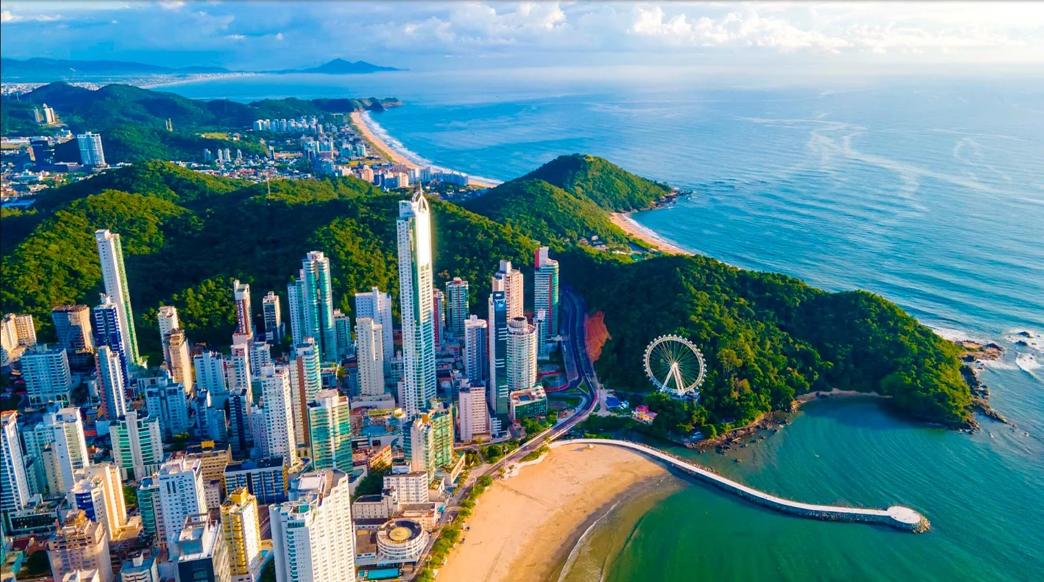 Pontos turísticos Balneário Camboriú Barra Sul roda gigante litoral catarinense vista aérea natureza