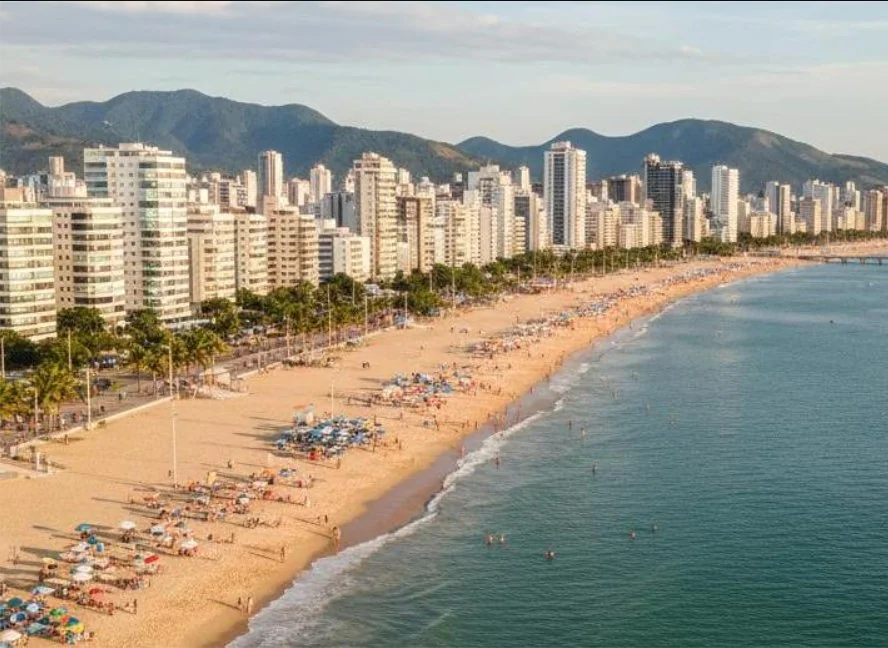 Meia Praia Itapema faixa de areia com banhistas praias perto de Itapema SC