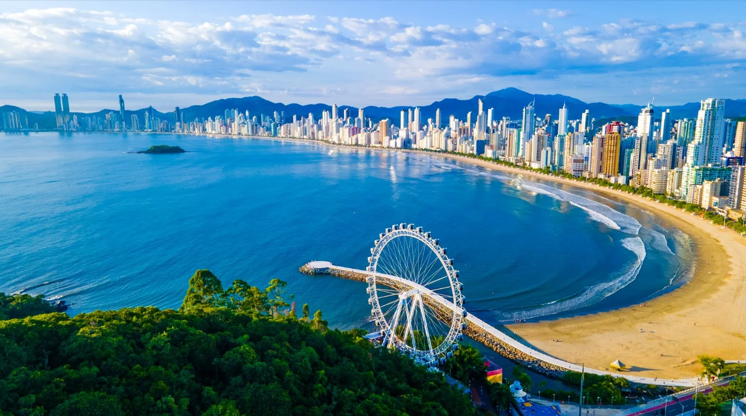 Roda gigante FG Big Wheel em Balneário Camboriú vista aérea Praia Central cartão-postal Santa Catarina