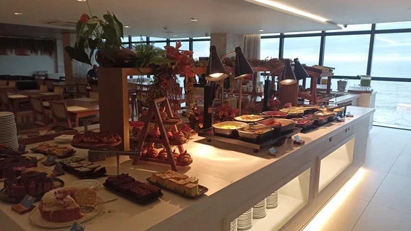 buffet completo de café da manhã com vista para o mar Blue Sea Hotel Itapema SC