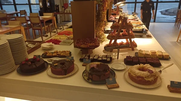 buffet de doces e bolos caseiros no café da manhã do Blue Sea Hotel Itapema SC