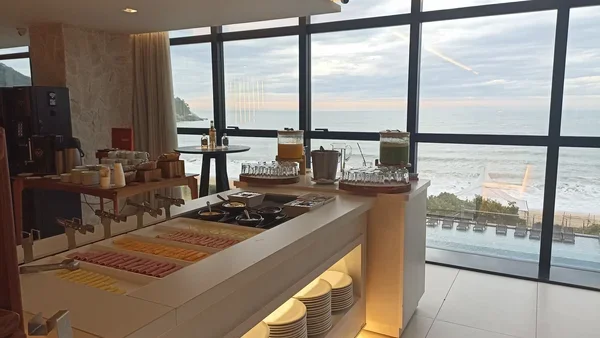 balcão de frios, queijos e sucos naturais no buffet Blue Sea Hotel Meia Praia Itapema SC