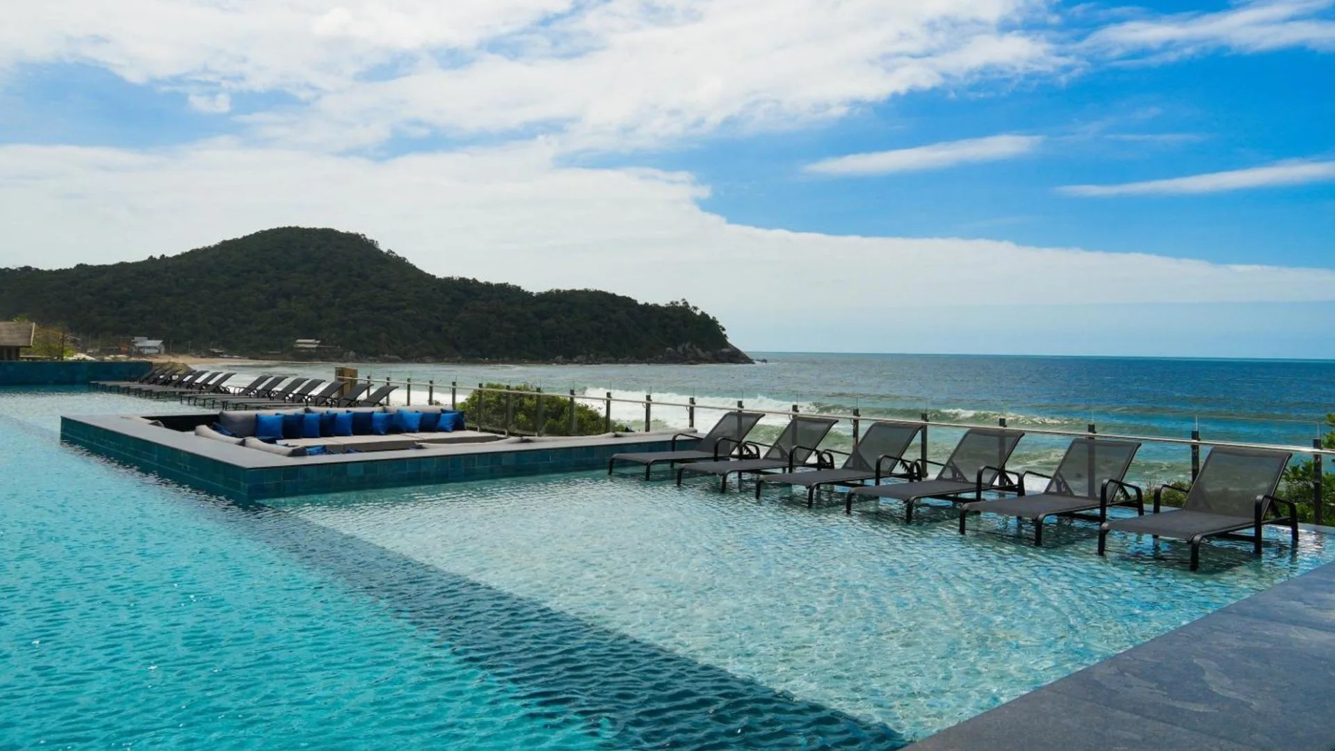 Piscina borda infinita do hotel para casal em Itapema SC com vista para o mar na Meia Praia