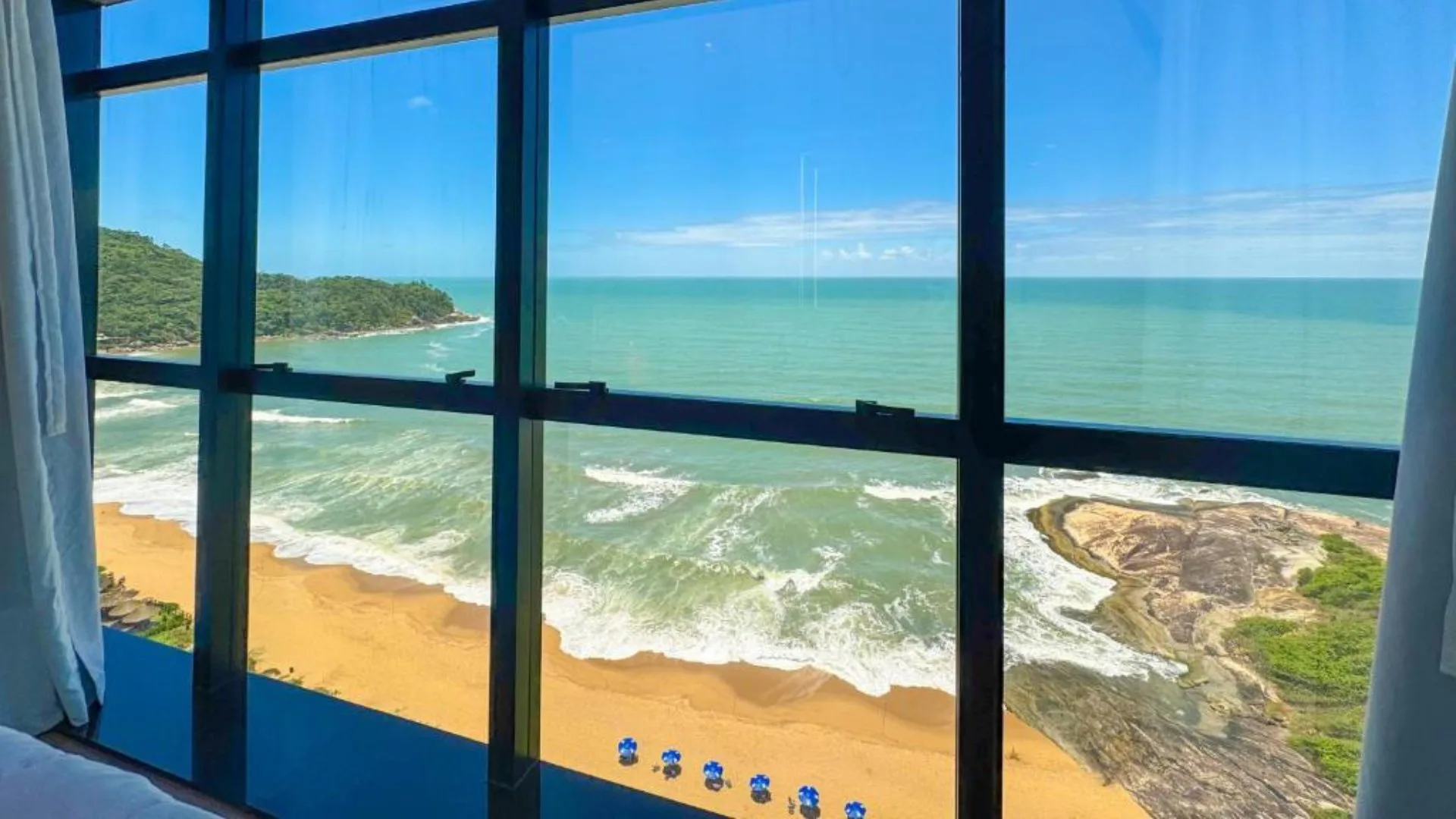 Café da manhã com vista para o mar no Blue Sea Hotel, hotel para casal em Itapema SC