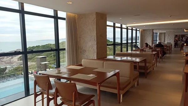 salão café da manhã Blue Sea Hotel com vista para a Praia da Ilhota em Itapema SC