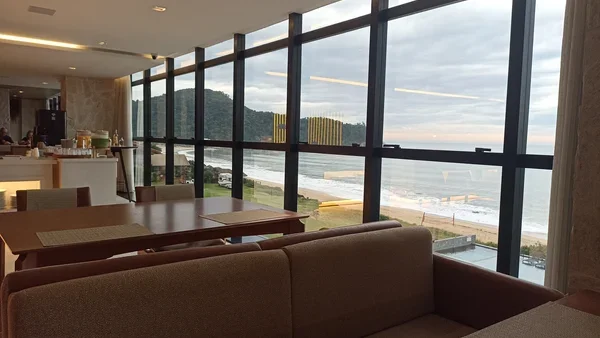 salão do restaurante Blue Sea Hotel com vista para a Meia Praia ao amanhecer Itapema SC