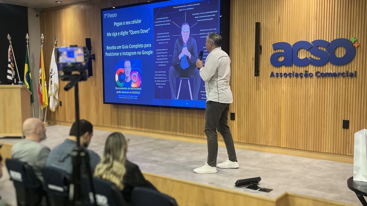 Anderson Dove ensinando SEO e GEO em curso de posicionamento digital
