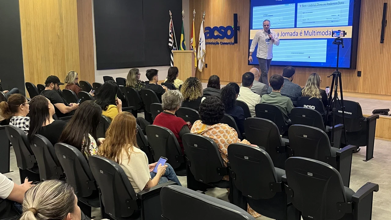 Anderson Dove palestrando sobre SEO e GEO, ACSO Sorocaba
